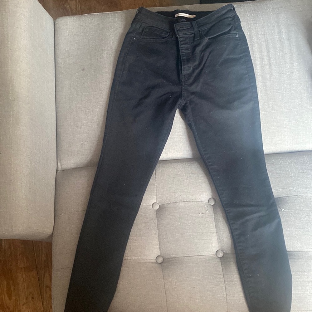 Black Levi’s 721 high rise skinny